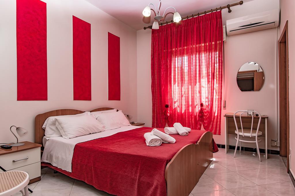 Couette-café Kamarina Land 2*